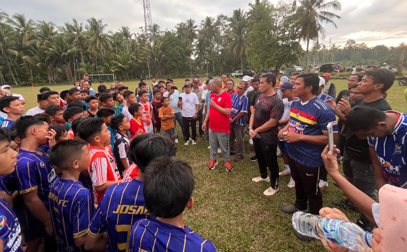 Bima Sakti sambangi tim Josal FC di Padang Pariaman